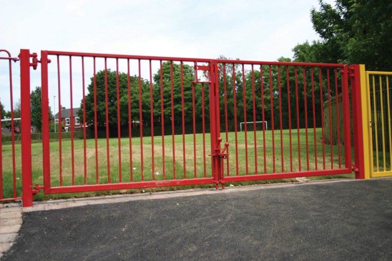 Hydraulic Self Closing Gate | Almec Fencing | UK Suppliers & Erectors of Domestic & Industrial Fencing